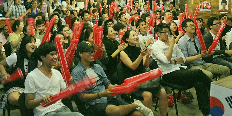 老照片风格的高原球场与看台实拍(个人层面的标志)